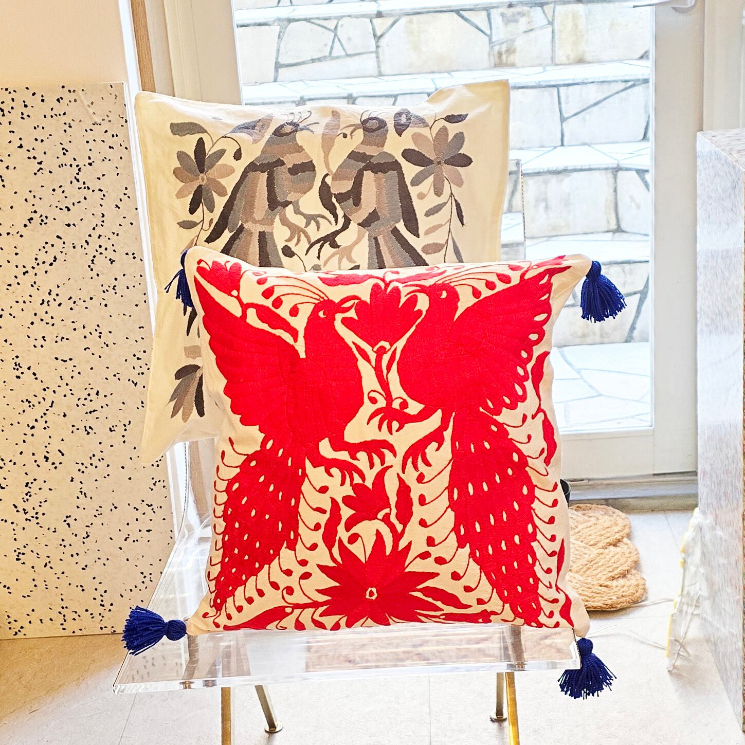 メキシコ伝統刺繍クッション 鳳凰モチーフ レッド/グレー ハンドメイド刺繍 インテリアアクセント