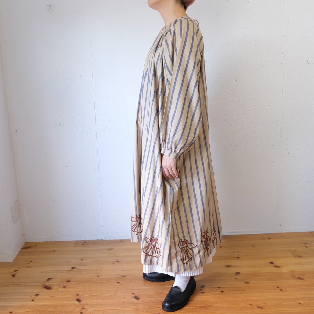 BUNON(ブノン) Hand Print & Dance Embroidery Back Ribbon Dress