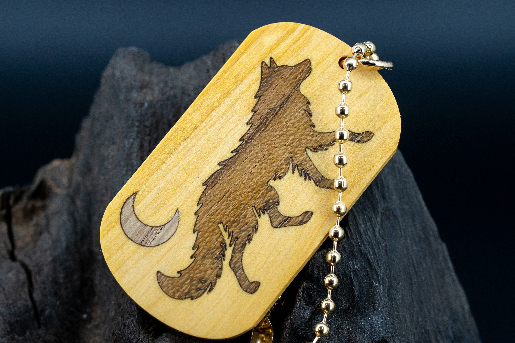 【日本工芸文化の代表格】御蔵島柘植 ドッグタグ 象嵌 月と狼