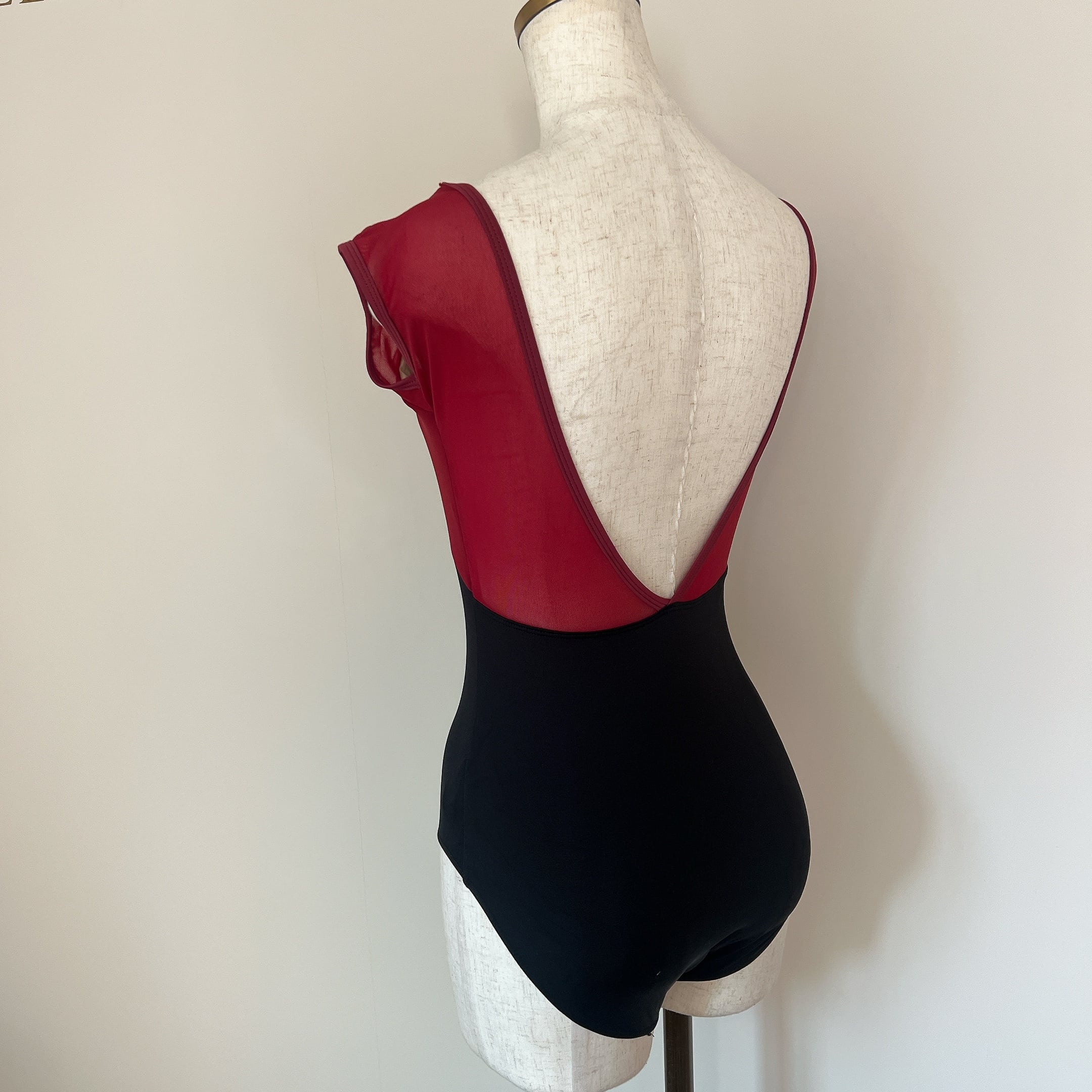 Vネック キャップスリーブ コンビ バレエレオタード（ Red×Black