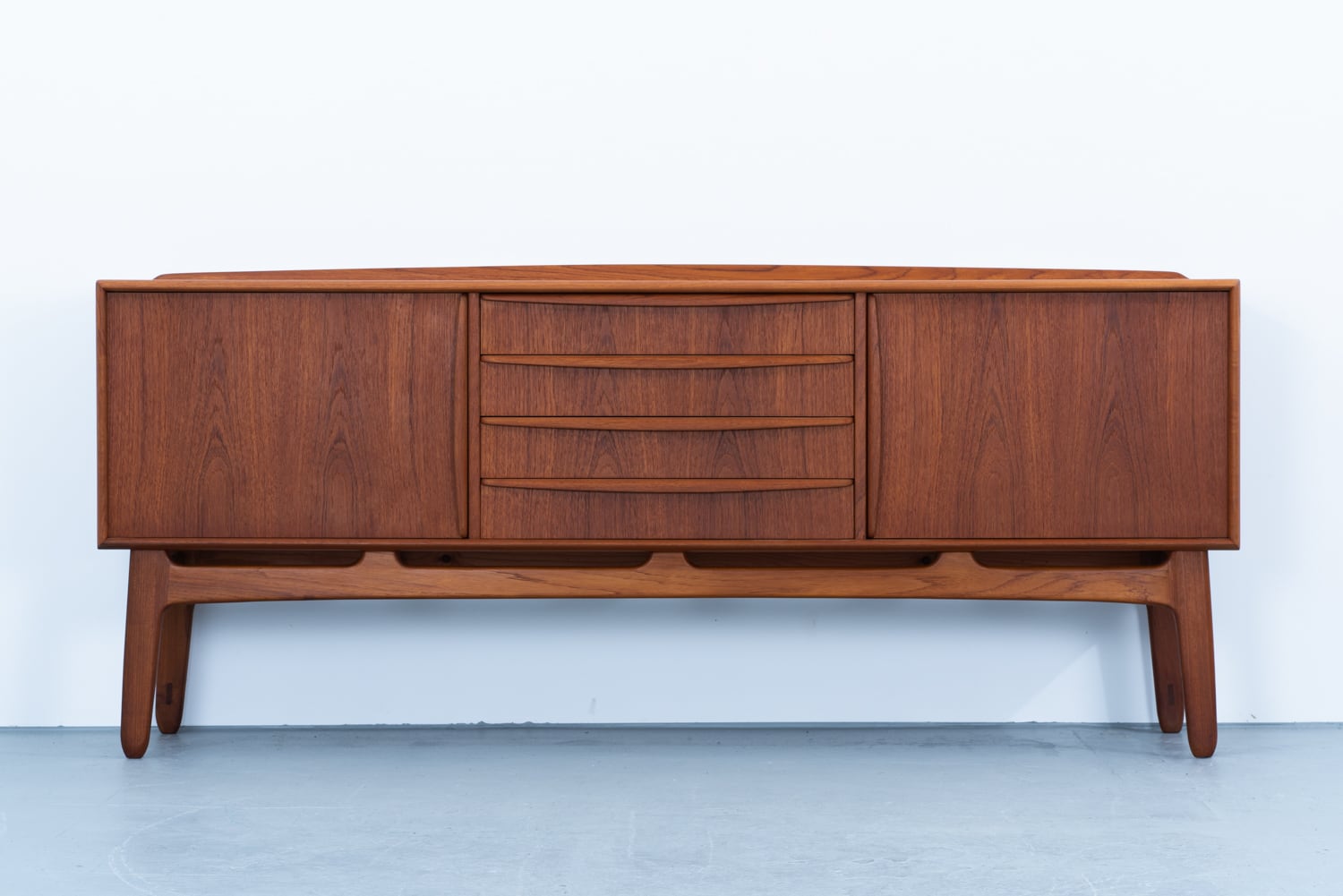 Hans J. Wegner | RY26 Sideboard | kaikki gallery | 北欧