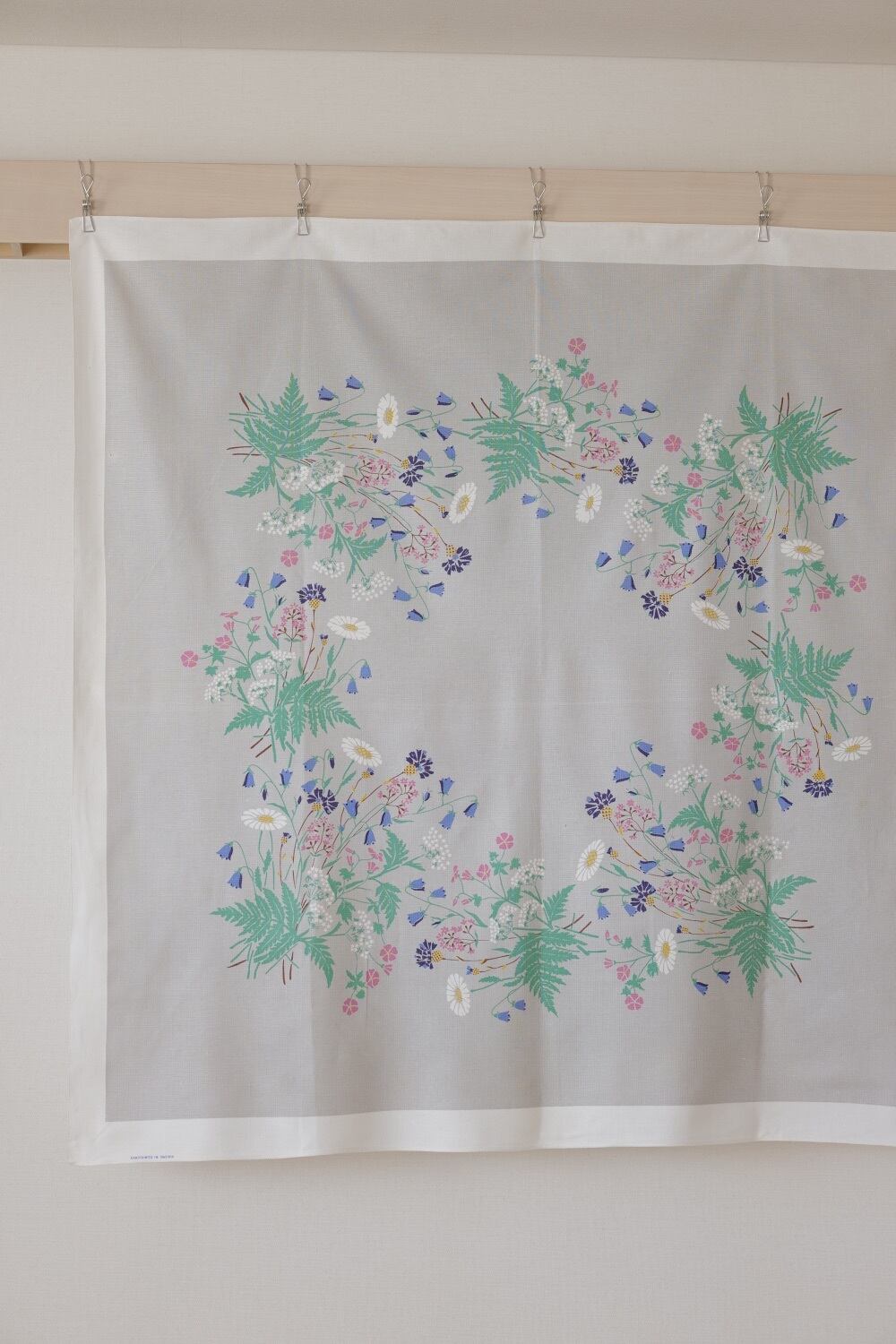 スェーデン製 ハンドプリントのテーブルクロス 北欧らしい花々のリース柄 Norah デザイン