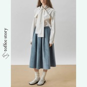 青の揺らぎを重ねる余白：プリーツミモレスカート《XU0281》