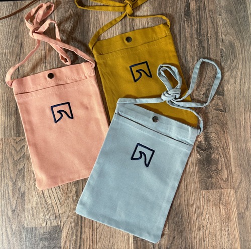 IZUBLUE 刺繍サコッシュ