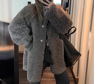 スタンドカラーもこもこ 総ファー コート ジャケット レディース トップス アウター 上着 羽織 丈長 ミディアム 長袖 ハイネック 襟付き スタンドカラー もこもこ ふわふわ ポケット 前開き ボタン 大きめポケット ボア ファー かわいい 大人可愛い きれいめ シンプル カジュアル おしゃれ こなれ感 ルーズ 存在感 無地 春 秋 冬 ママ 通勤 学生 学校 通学 デート お出かけ 旅行 公園 女子会 休日 重ね着 暖かい 防寒 体型カバー 普段使い 着回し S M L ゆったり 白 ホワイト グレー