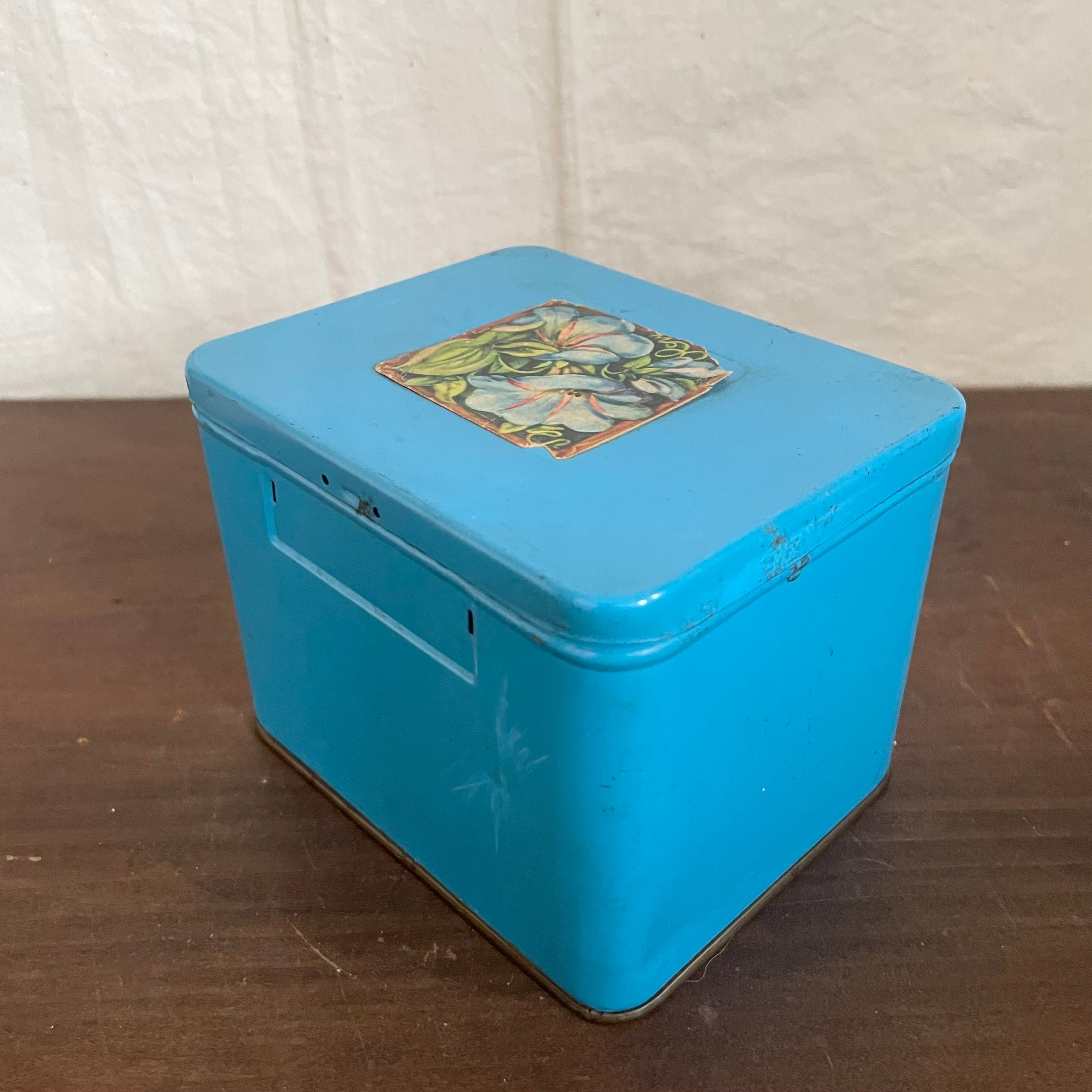 鮮やかな青色の缶 | tsuitachi craft&brocante