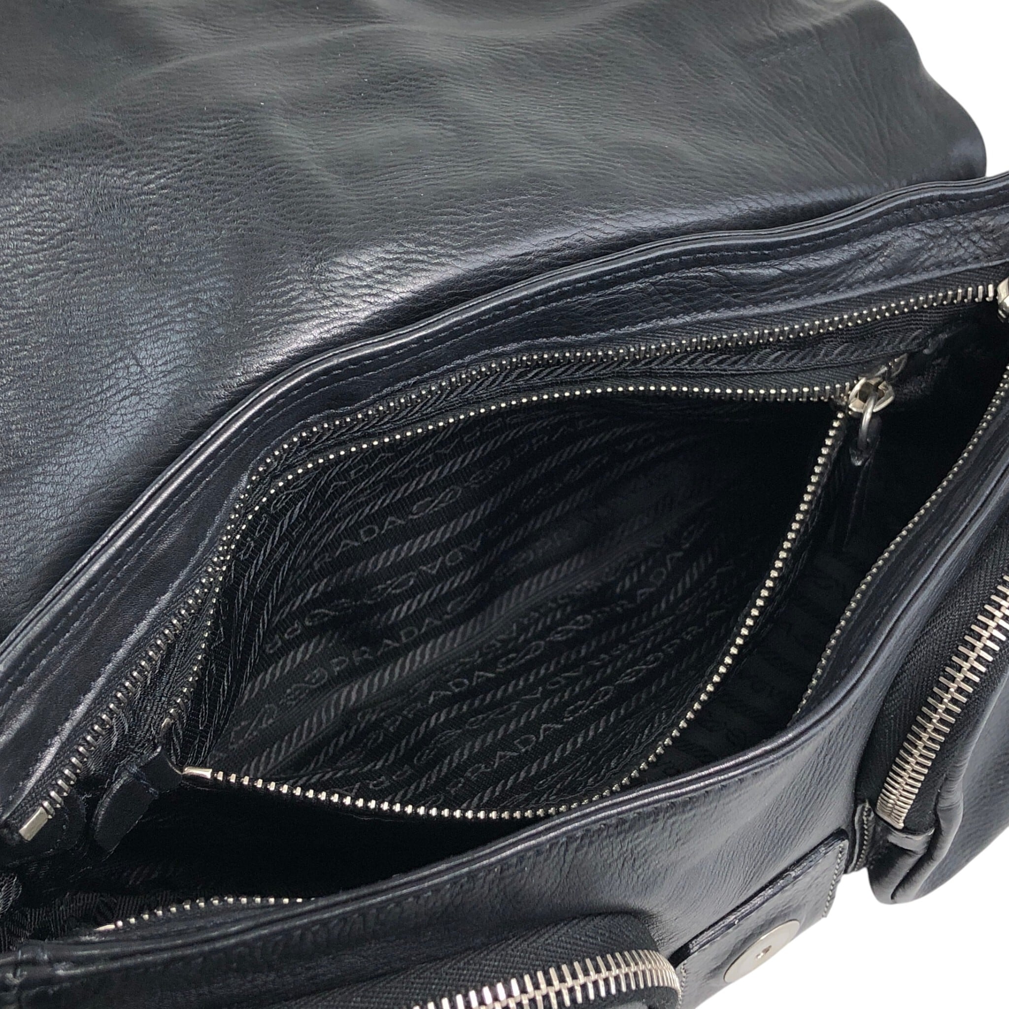 PRADA プラダ ショルダーバッグ ブラック フロントバックル レザー