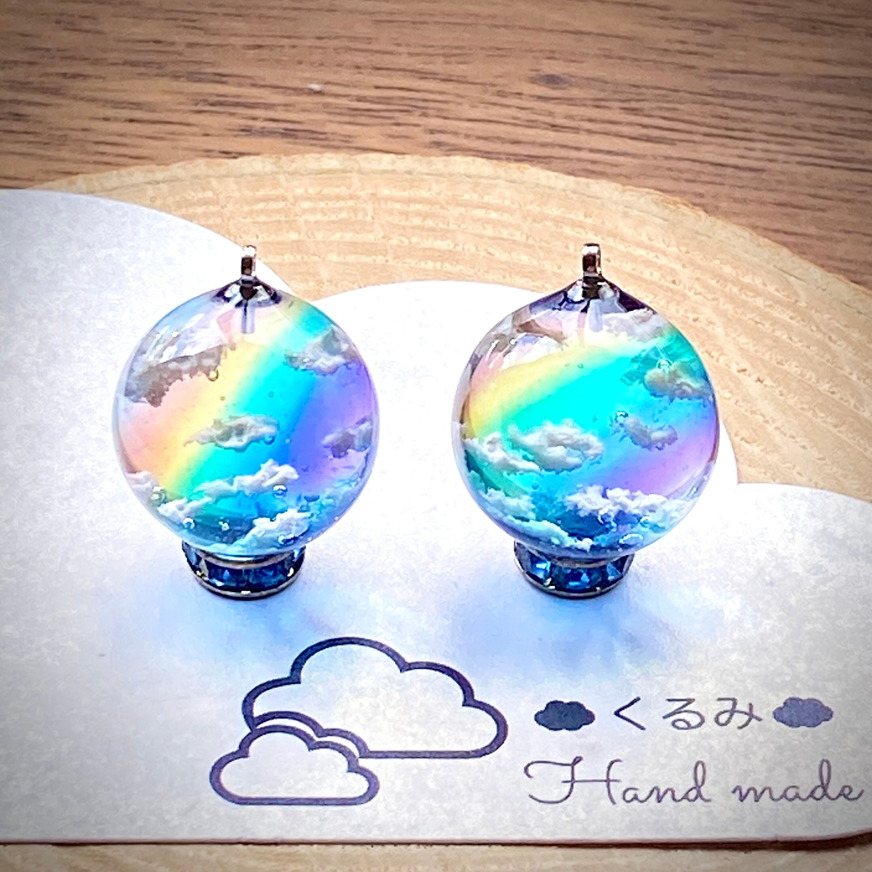 レジンピアス イヤリング 青空にかかる虹 まん丸 15mm