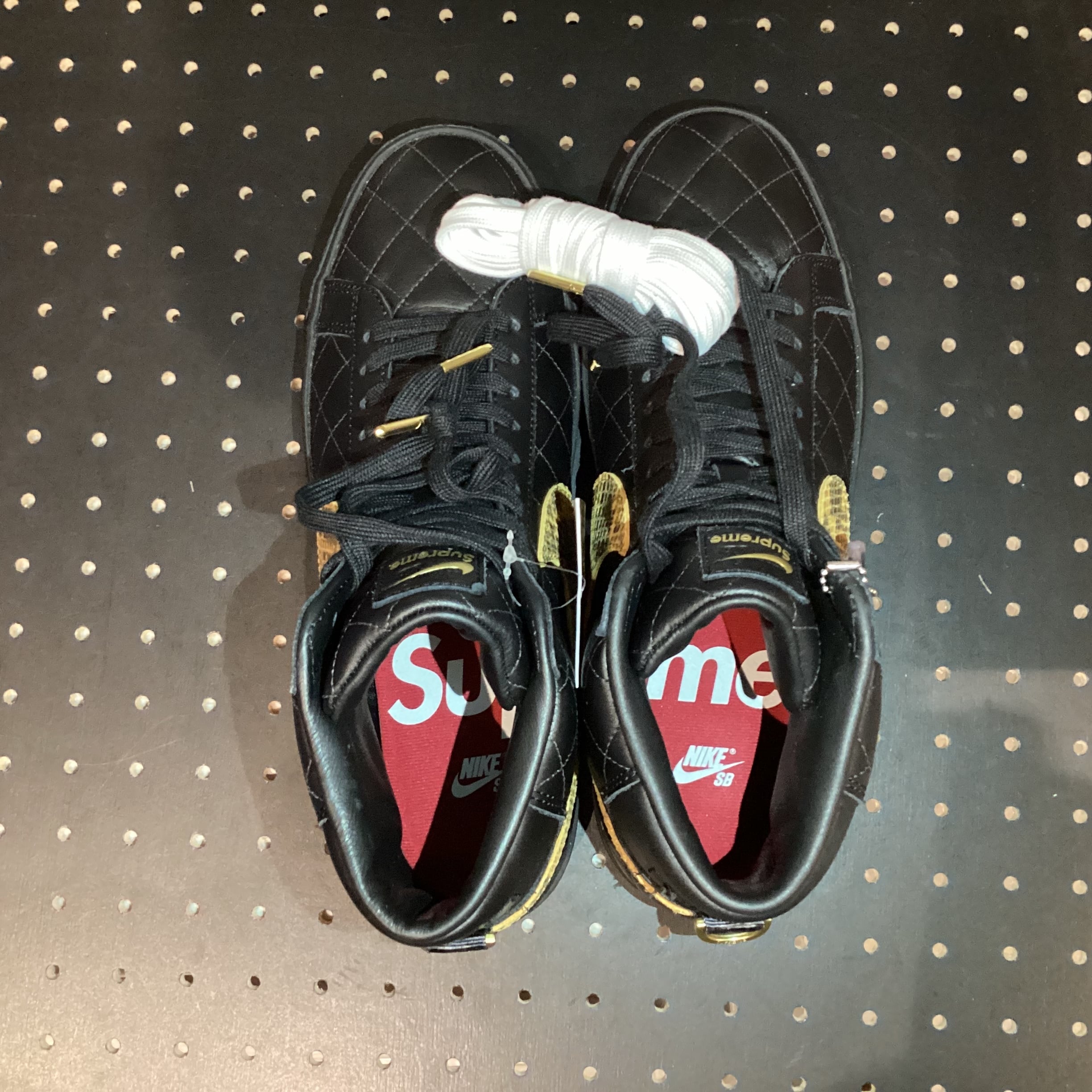 Supreme®/Nike SB Blazer Mid US9