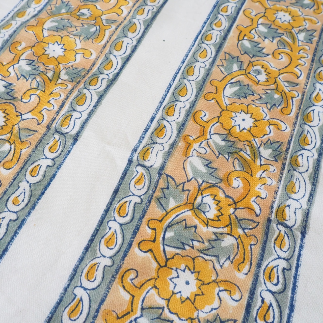 ブロックプリント生地【50cm単位】インド綿 ストライプ柄 白×カーキ×黄色 #22949-GR2