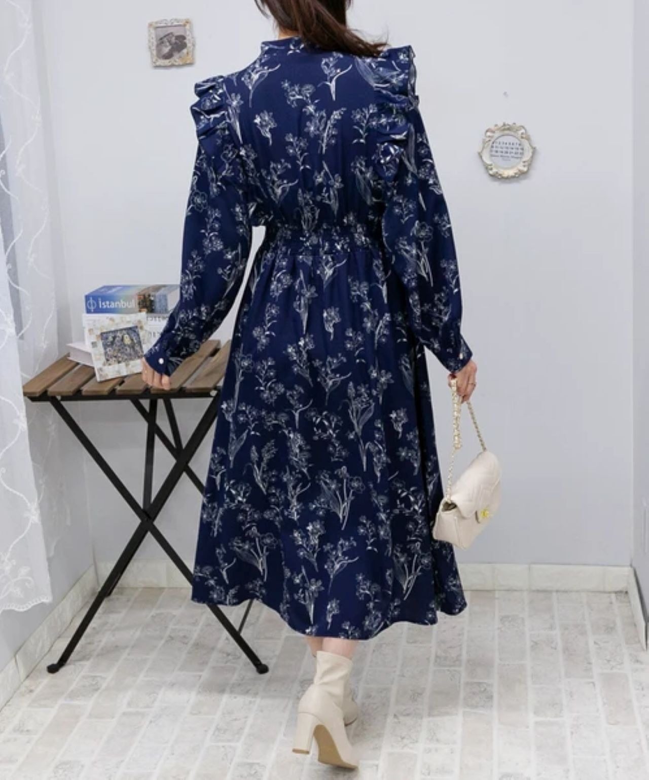 【2025年新作】パールボタン+ピンタックフリル花柄ロングワンピース　ネイビー　