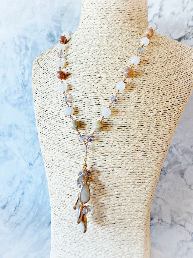 《初秋のペールブルー》ボツワナアゲート、ブルーカルセドニー、サンストーン ネックレス＆ピアスセット