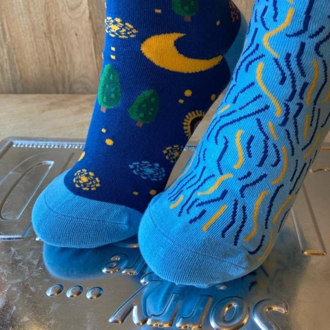 TOPANGA SOCKS Lady's　アシンメトリーソックス　gogh　ゴッホ　ブルー　ひまわり　月夜　アートソックス　　靴下　ユニーク　プチギフト　クルーソックス