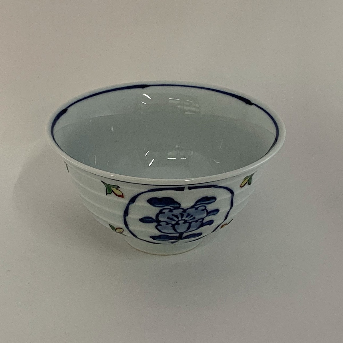 源右衛門窯作 染錦牡丹丸紋（青）飯椀 | 有田焼の有光堂 | 源右衛門窯 