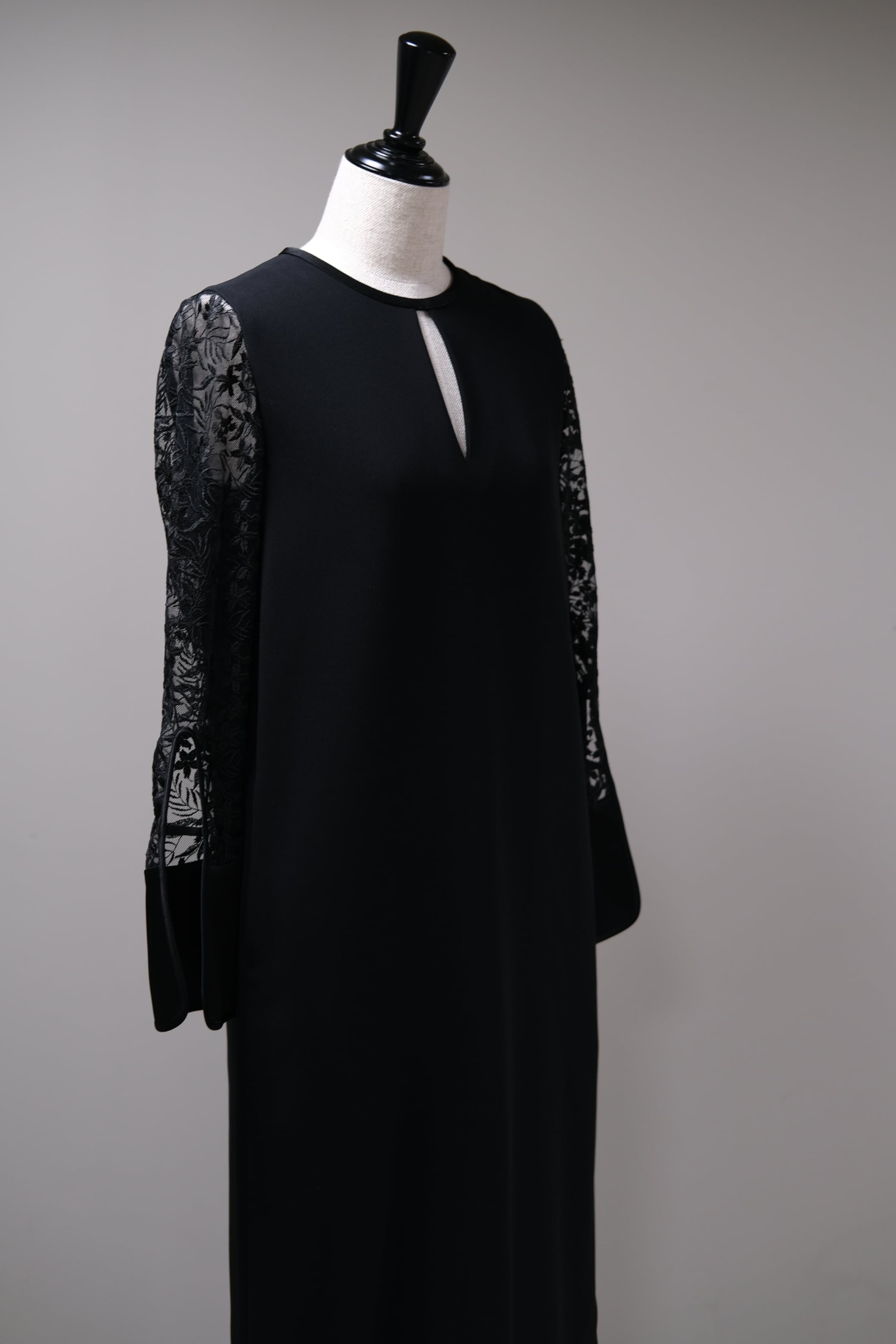 【Mame Kurogouchi】Floral Lace Sleeve Dress - black | loop powered by BASE
