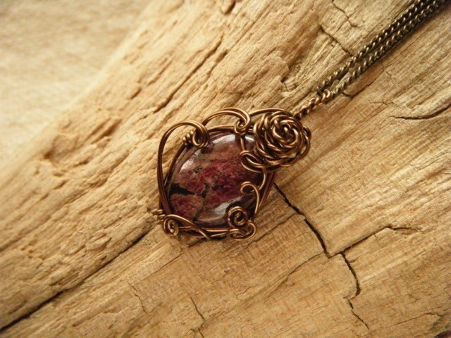 女性らしさUP♪ユーディアライトのワイヤーペンダント