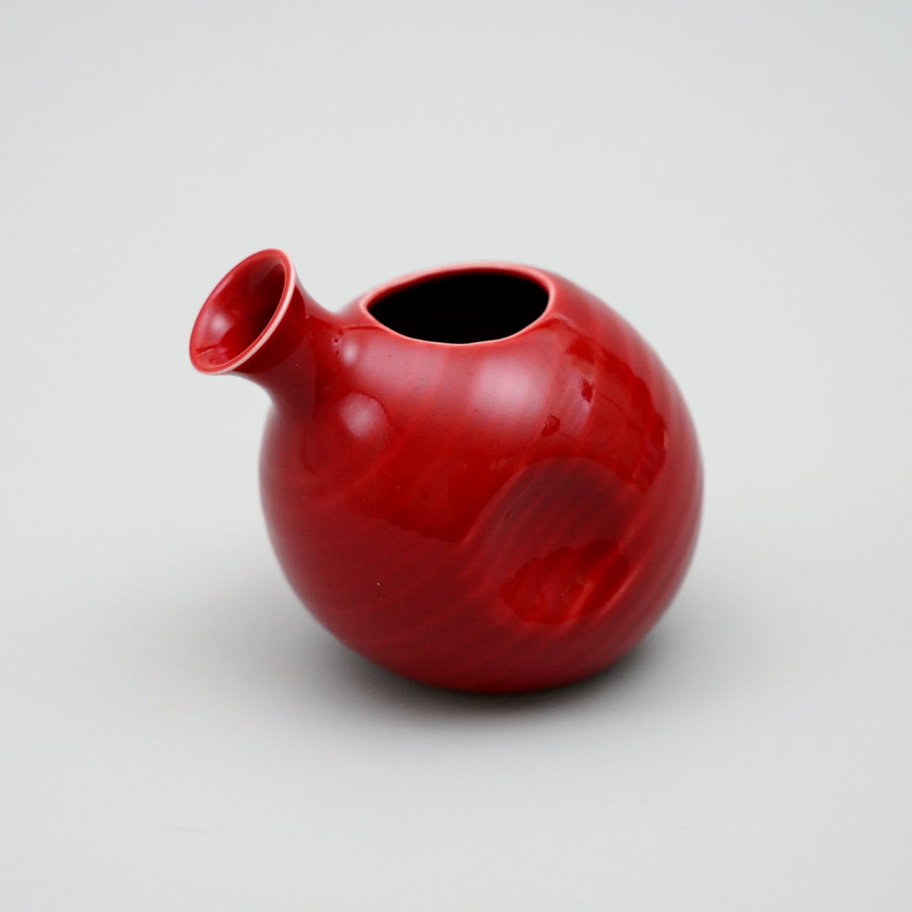 傾斜徳利(赤) | plato 田中陶器店 │ 有田焼・伊万里焼・波佐見焼専門店