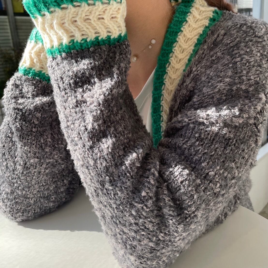 small three‐color big silhouette v-neck cardigan_SLN0621