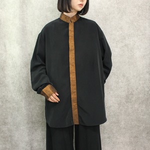 “比翼”embroidery switching design stand collar shirt