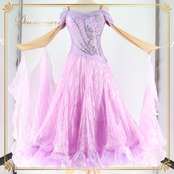 社交ダンス 衣装 スタンダードドレス ワンピース ドレス スタンダード ラベンダー 紫 フリル フロート デモ 競技 ダンス パーティ 発表会 レース 光沢 パープル系 フェミニン おしゃれ 可愛い ふんわり ショー 楽しい キラキラ 上品 輝き