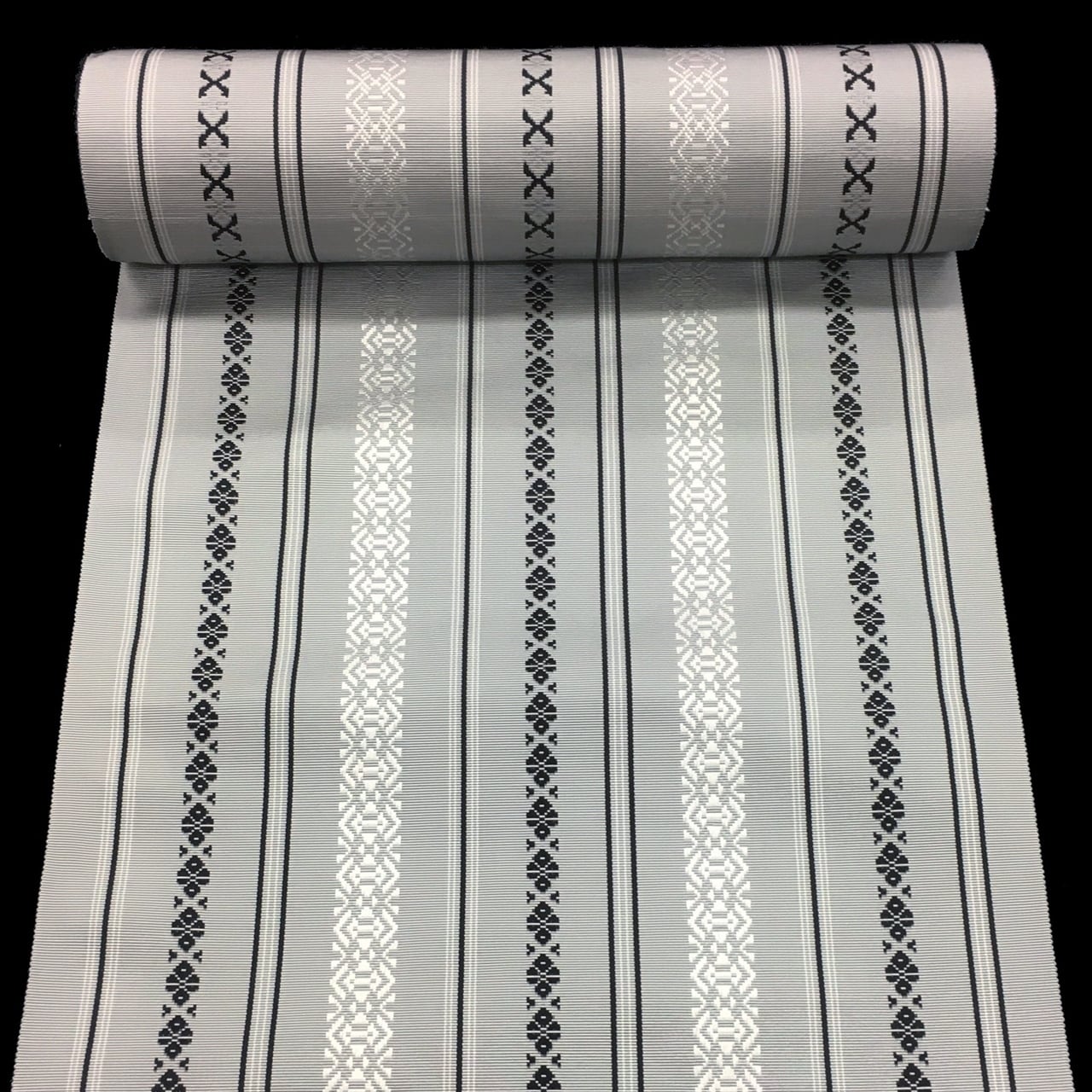 正絹。高級な唐帯。白地に刺繍が見事な、名古屋帯です。とても素敵な高級帯です。