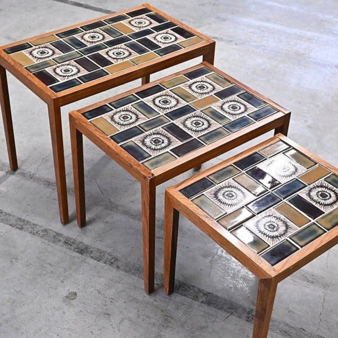 ★希少 北欧デンマーク製 ネストテーブル3点セット ローズウッド材 タイルトップ ビンテージ サイド ビンテージ 机 リビング 寝室【中古家具/中古インテリア/USED家具ユーズド家具/リサイクル】