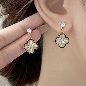 四つ葉モチーフイヤーアクセサリー 2type W10307