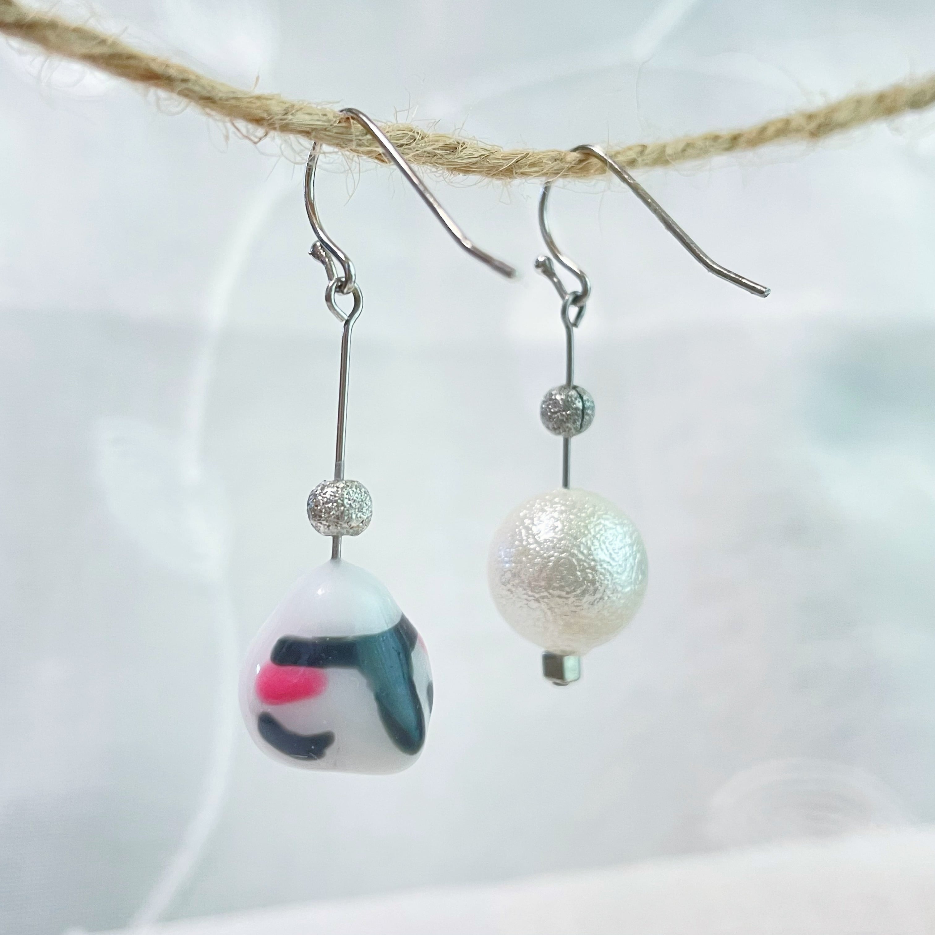 No.1610-D　シマエナガ☆お花☆パール☆レジンピアス・イヤリング(丸型) No.1610-D シマエナガ☆お花☆パール☆レジンピアス・イヤリング(丸型