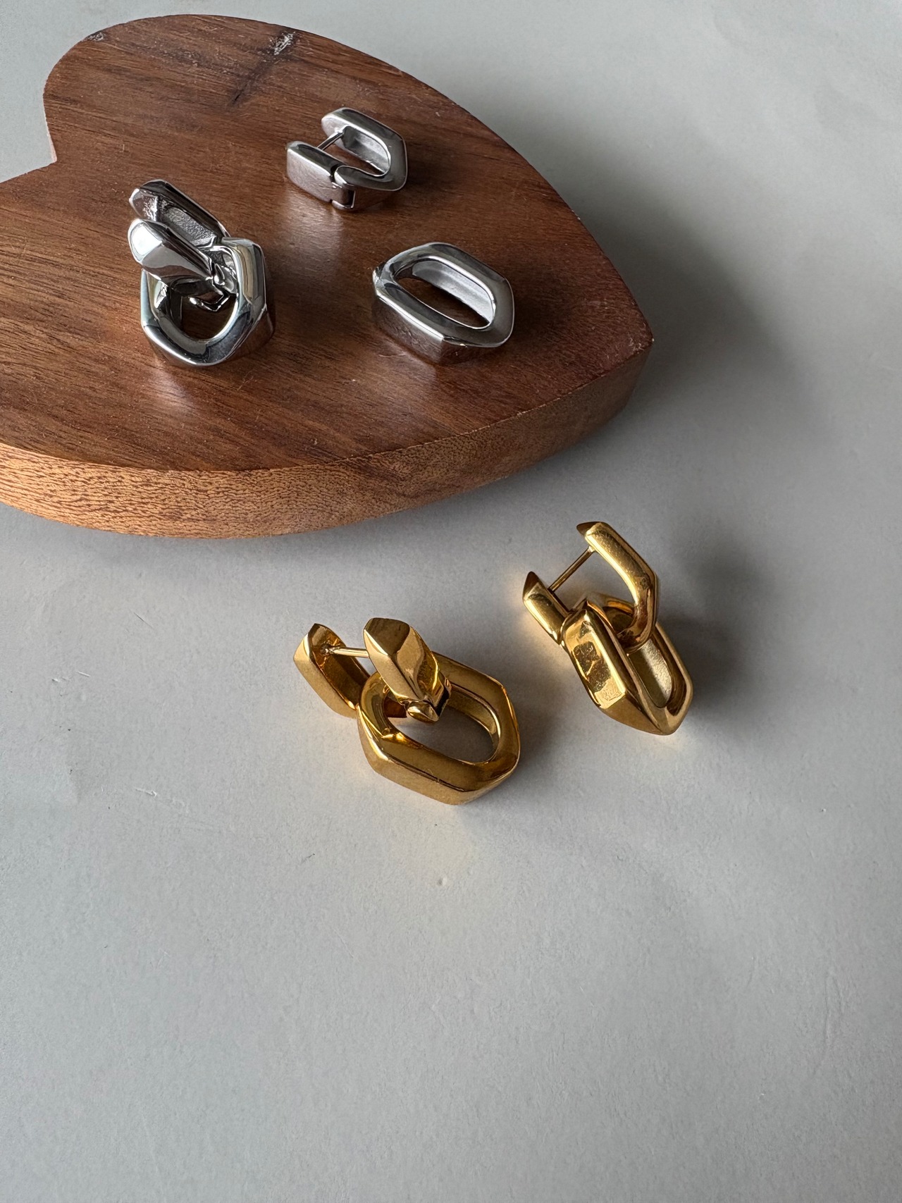 モードチェーンピアス