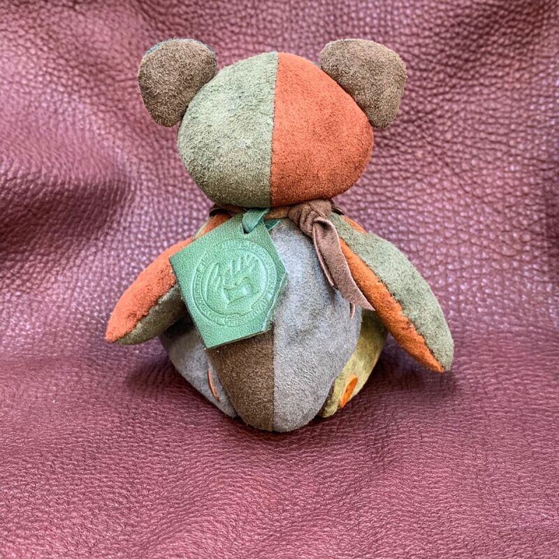 ピッグスウェード★端革を使ってアップサイクル「ベルズベアグリーンカラフル系」写真の1点販売です