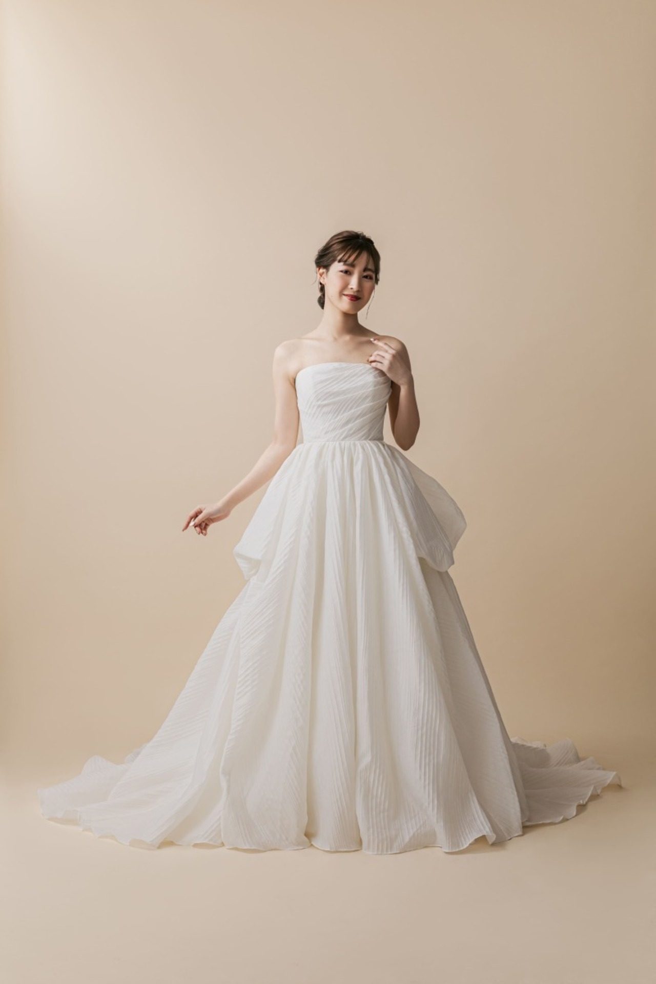 ウェディングドレス ベアトップ プリーツドレス オフホワイト デザイン  