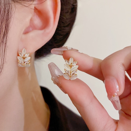 夏の新しいダイヤモンドがちりばめられたオパールの葉の耳のバックルの女性の絶妙なファッションのシンプルで小さなデザインのセンスのイヤリングの女性のイヤリング 怡糯实力专营店98835839191