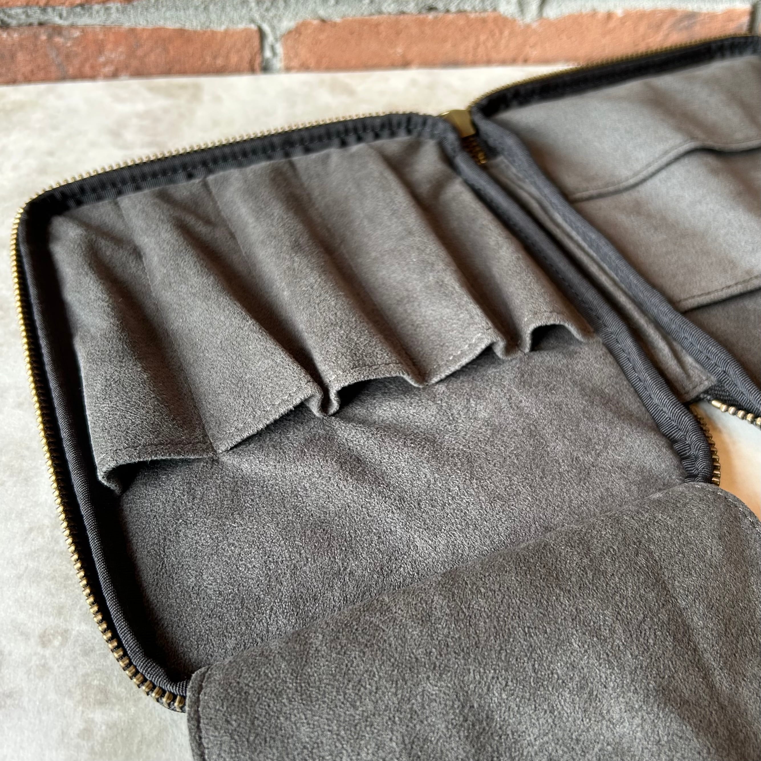 ＆Liebe「開くたび、ときめく 文具ポーチ（ぺブルヌメ革）」／5本差し