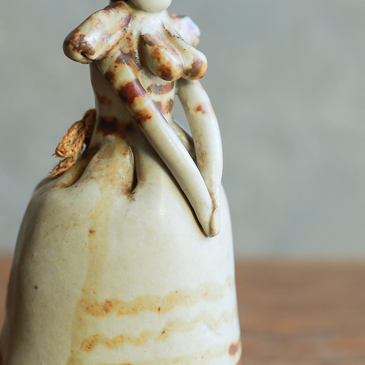 女性が優しく微笑む、陶器の呼び鈴 2