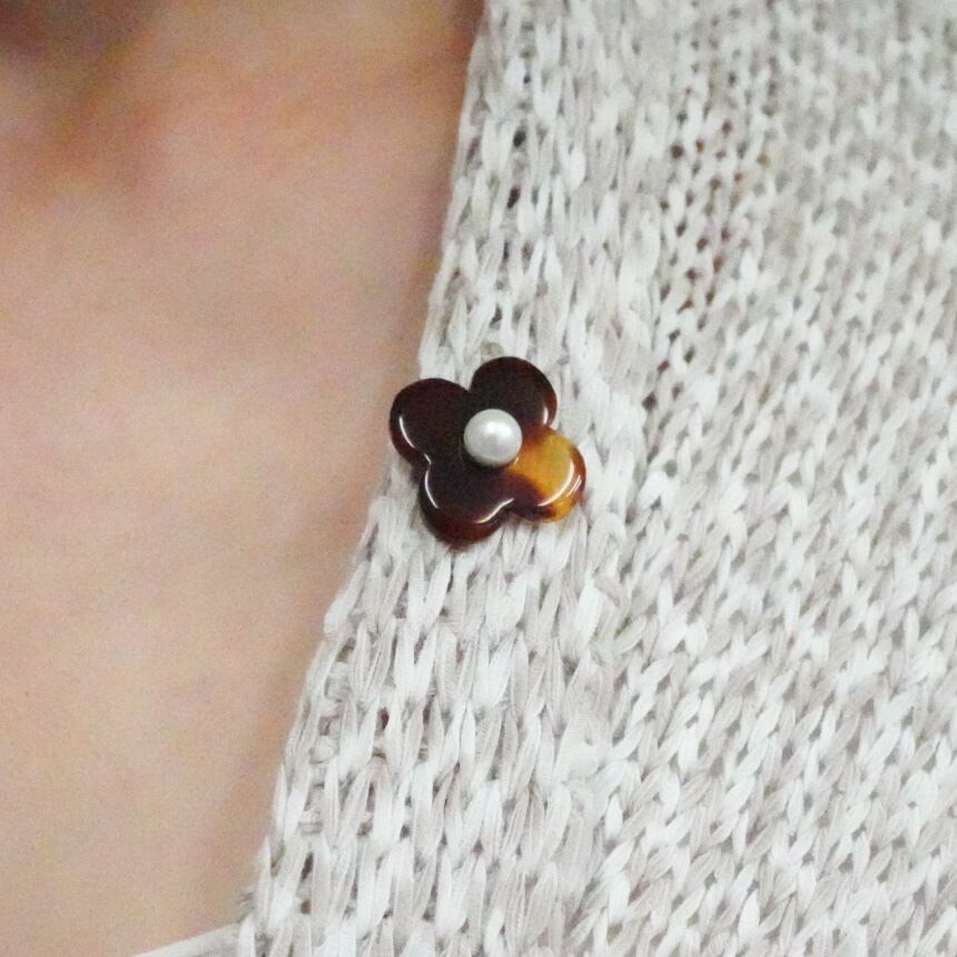 REBECCA  ピンブローチ 茨布ピンブローチ 真珠付きクローバー | 江戸鼈甲屋 公式