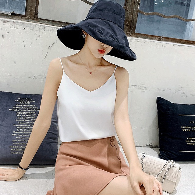 細ストラップ Vネック サテン キャミソール レディース トップス プルオーバー インナー ミディアム 袖なし ノースリーブ 襟なし ツヤ感 かわいい 大人可愛い きれいめ シンプル カジュアル 上品 おしゃれ エレガント 無地 春 夏 秋 冬 ママ 通勤 学生 学校 通学 デート お出かけ 旅行 公園 女子会 休日 ショッピング カフェ 重ね着 普段使い 着回し S M L XL 2XL 大きいサイズ ゆったり 白 ホワイト 黒 ブラック グレー ベージュ ピンク 光沢 ライトグリーン ダークグリーン