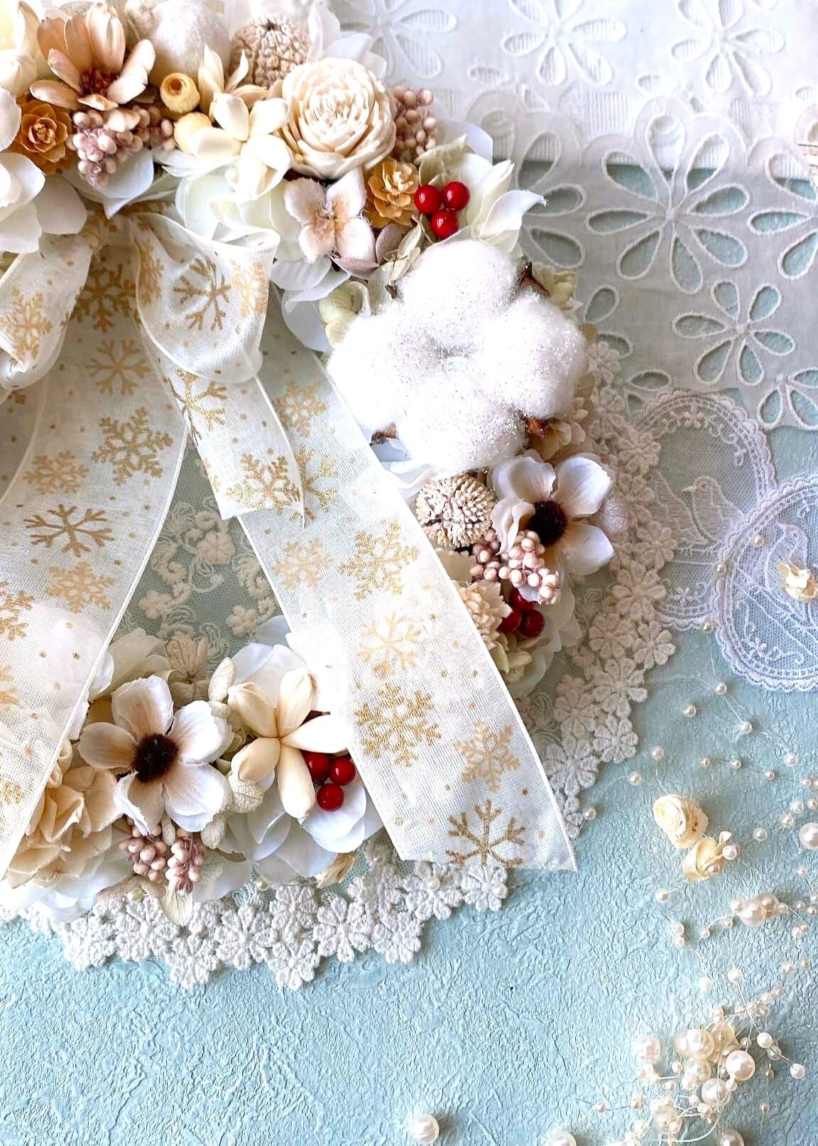 【WR-006】ホワイトスノーのやさしい冬リース｜ふんわり心を包むクリスマスギフト｜雪の結晶リボン付き・アイボリー×ドライフラワー・壁掛け/インテリア・贈り物におすすめ