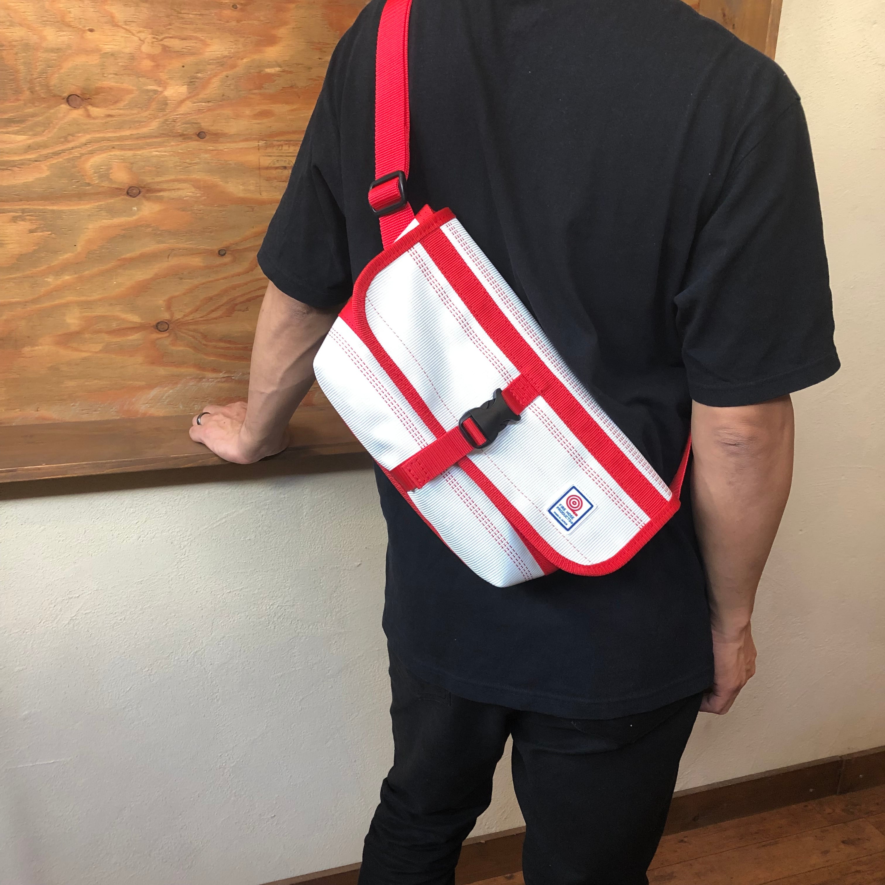 ボディバッグ L 白×赤 | Design Store takajin ボディバッグ L 白×赤 | Design Store takajin