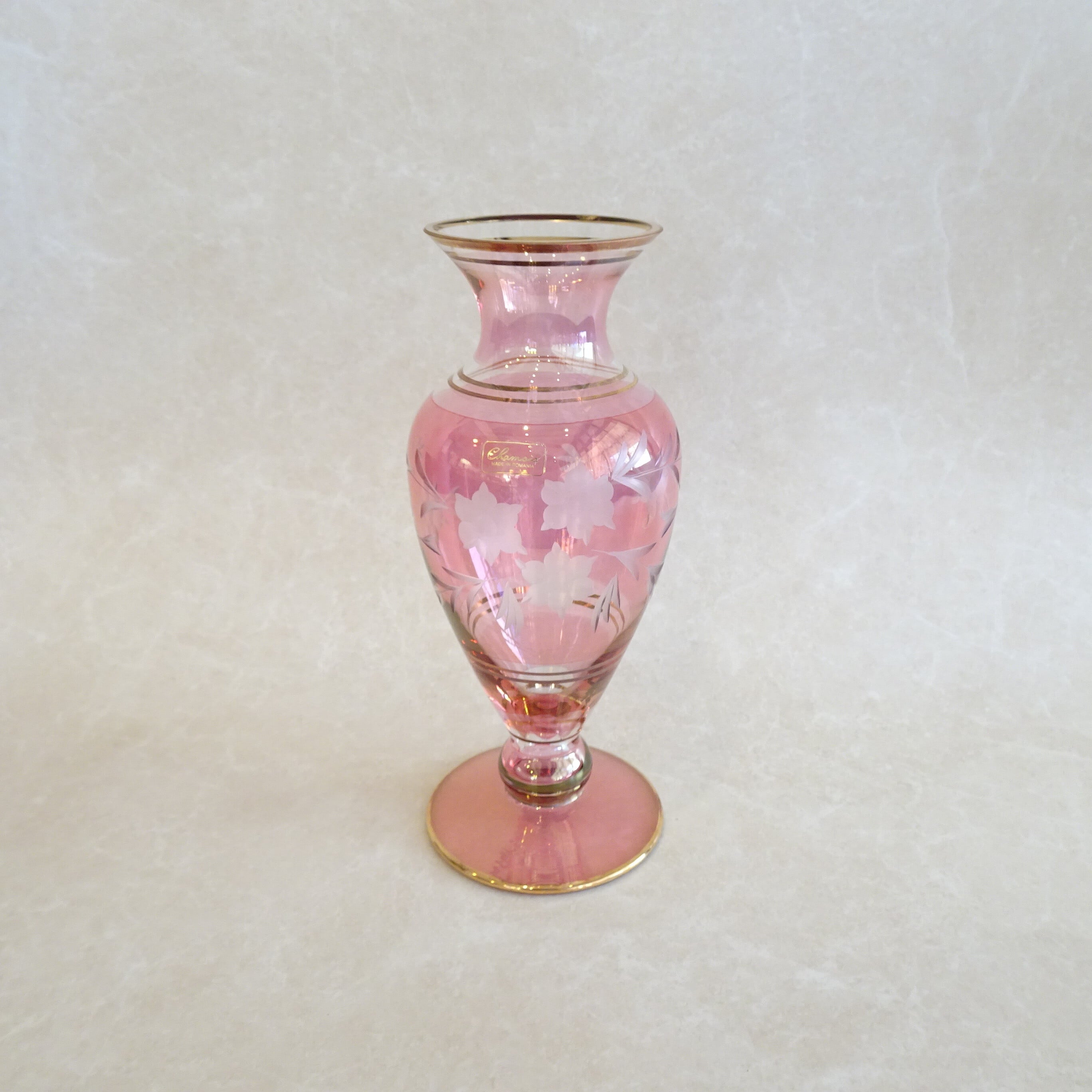 ピンクのカットフラワーの花瓶