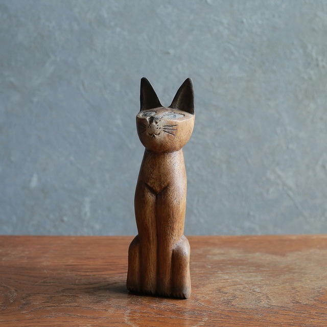 ニヤッと微笑む、姿勢の良いネコ 1