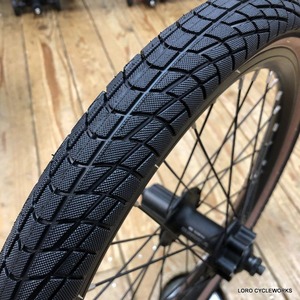 タイヤ 18×2.00 MASSIVE