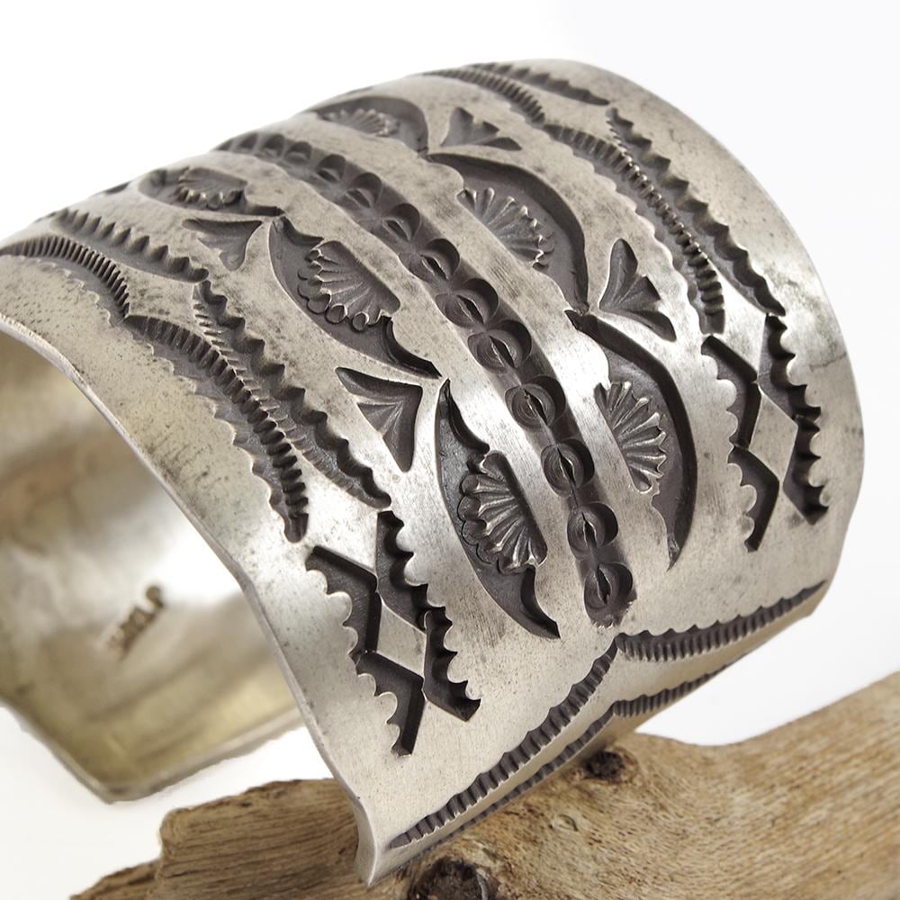 INDIAN JEWELRY インディアンジュエリー】Navajo Stampwork Widebangle