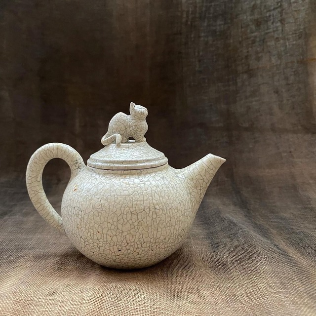山崎さおりさんの茶器「茶壺（ちゃーふー）ねこ・下尾 」