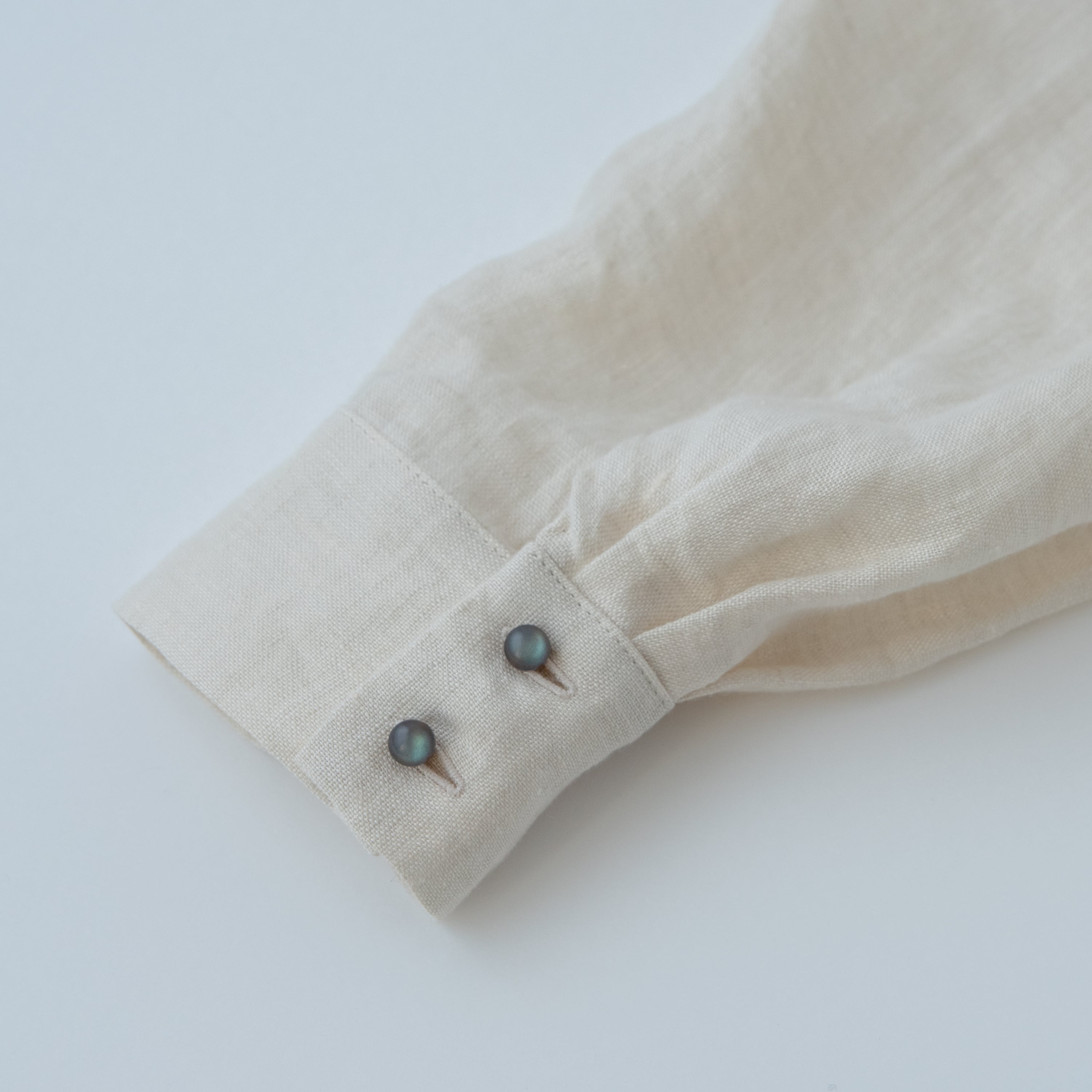 new：bow collar shirt／light weight linen〈almond beige〉 | SALUÉ