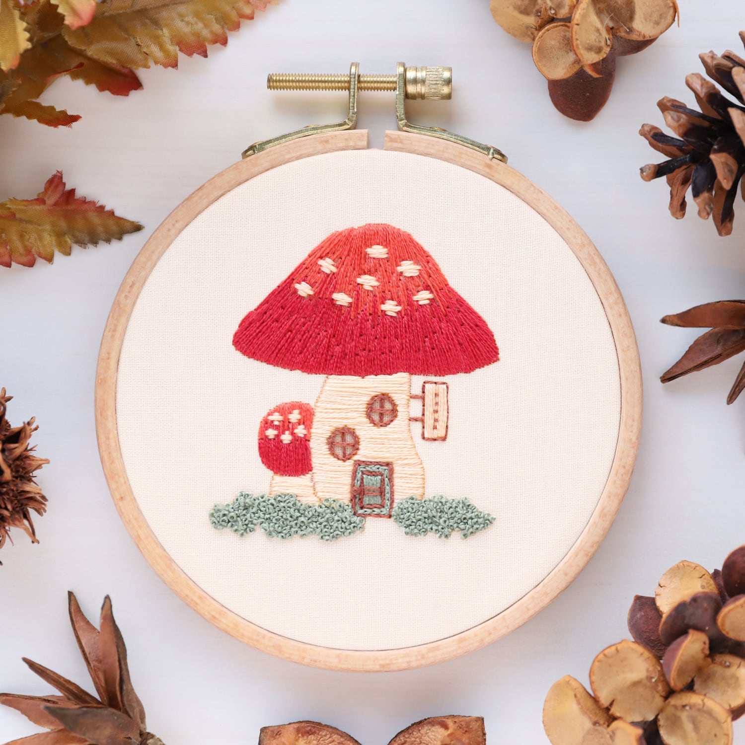 刺繍キット 森のキノコ旧市街より「キノコのお家」《空想街雑貨店
