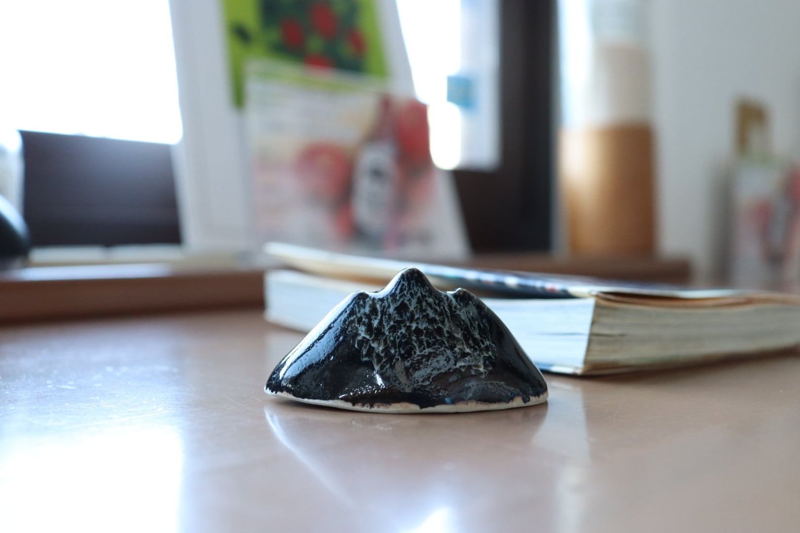 黒い岩の置物 岩木山津軽焼 | 井上信平_赤い岩木山の絵ギャラリー