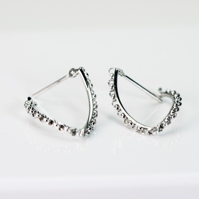 ファッショナブルホワイトゴールドピアス　ｋ14WG