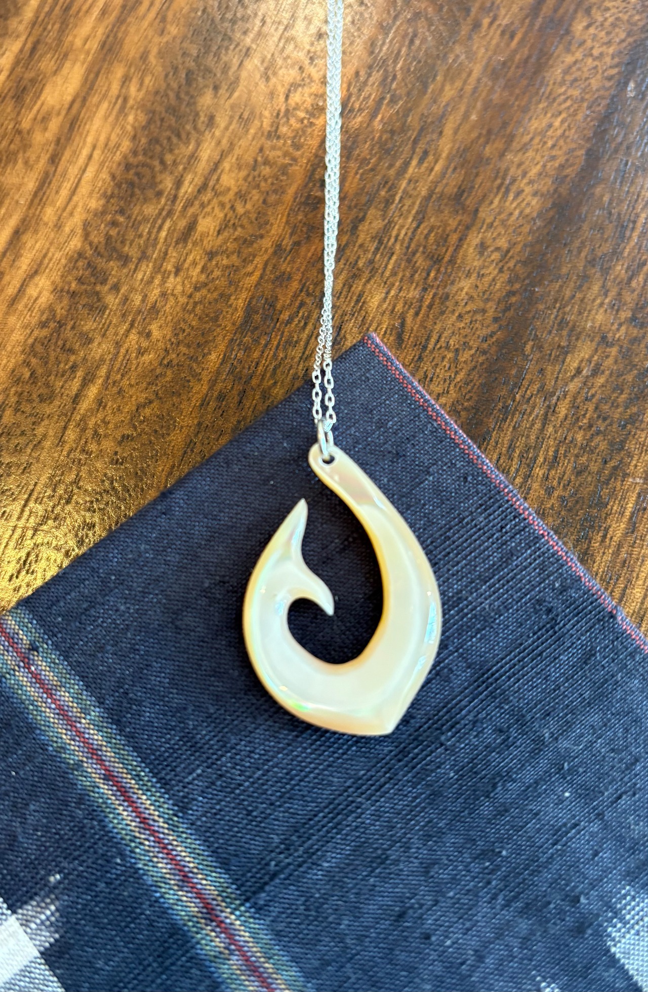 夜光貝フィッシュフック　シルバーチェーン