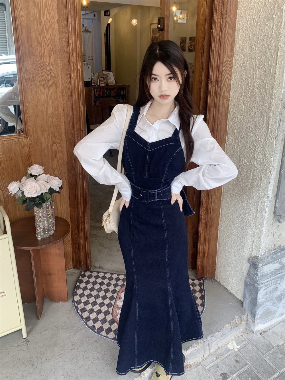セットアップ シャツ 白シャツ 白トップス デニムスカート ジャンパースカート ミモレ ミモレ丈 ノースリーブ 長袖 ストレート マーメイド ウエストマーク ウエストリボン バックスリット ハイウエスト ツーピース 大人可愛い カジュアル 大人 おしゃれ お洒落 レトロ 大人女子 無地 春 10代 20代 レディース 女性用 デート お出かけ 女子会 お泊まり 休日 イベント 普段使い ファッション コーデ スタイル サイズ S M L 白 ホワイト 青 ブルー