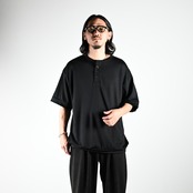 細畝コーデュロイシャツとスラックスを合わせたコーディネート〇